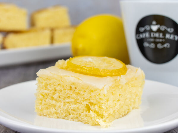 Rezept für Zitronenkuchen mit kandierten Scheiben passend zu einem leckeren Kaffee von Café del Rey