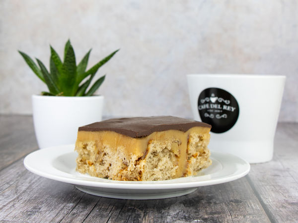 Rezept für Bananenkuchen mit Karamell und Schokolade passend zu einem leckeren Kaffee von Café del Rey